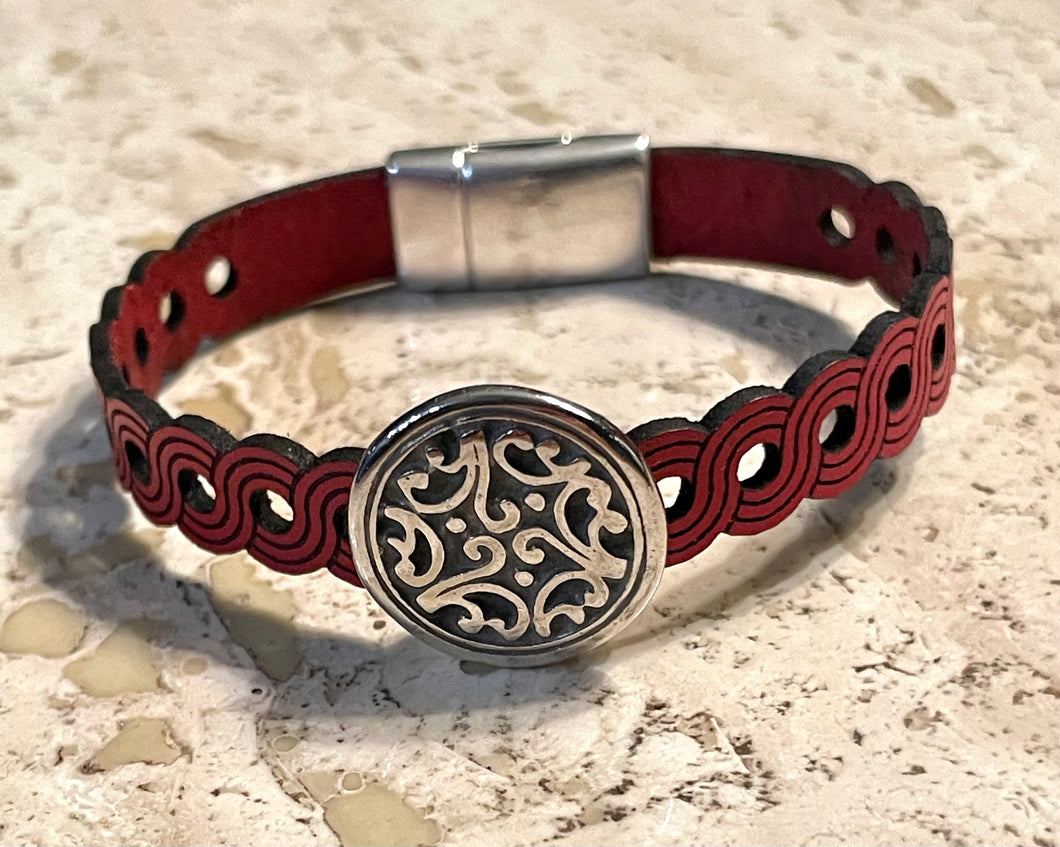 Woman's leather and silver plate bracelet
