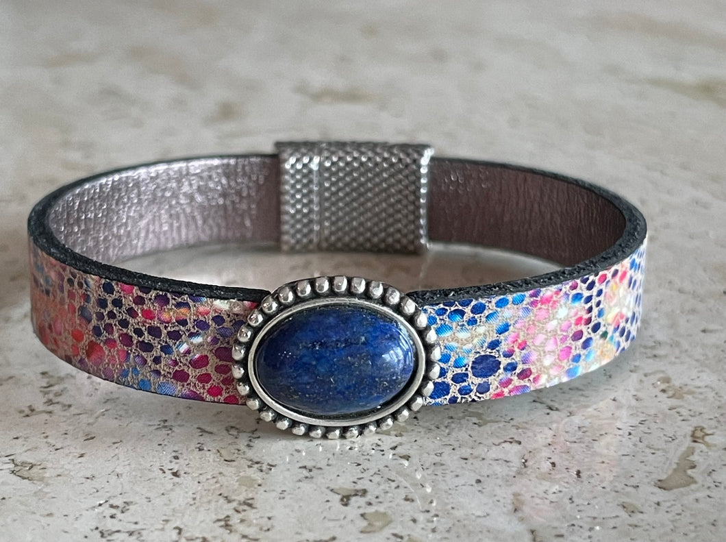 Leather and lapis lazuli woman's bracelet.